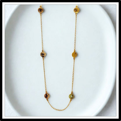 Łańcuszek krótki z monetami, srebro pozłacane. Widok z przodu na białym tle.