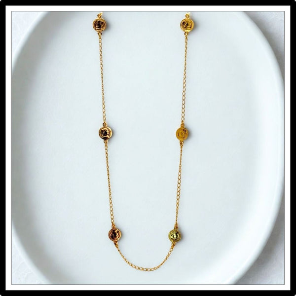 Łańcuszek krótki z monetami, srebro pozłacane. Widok z przodu na białym tle.