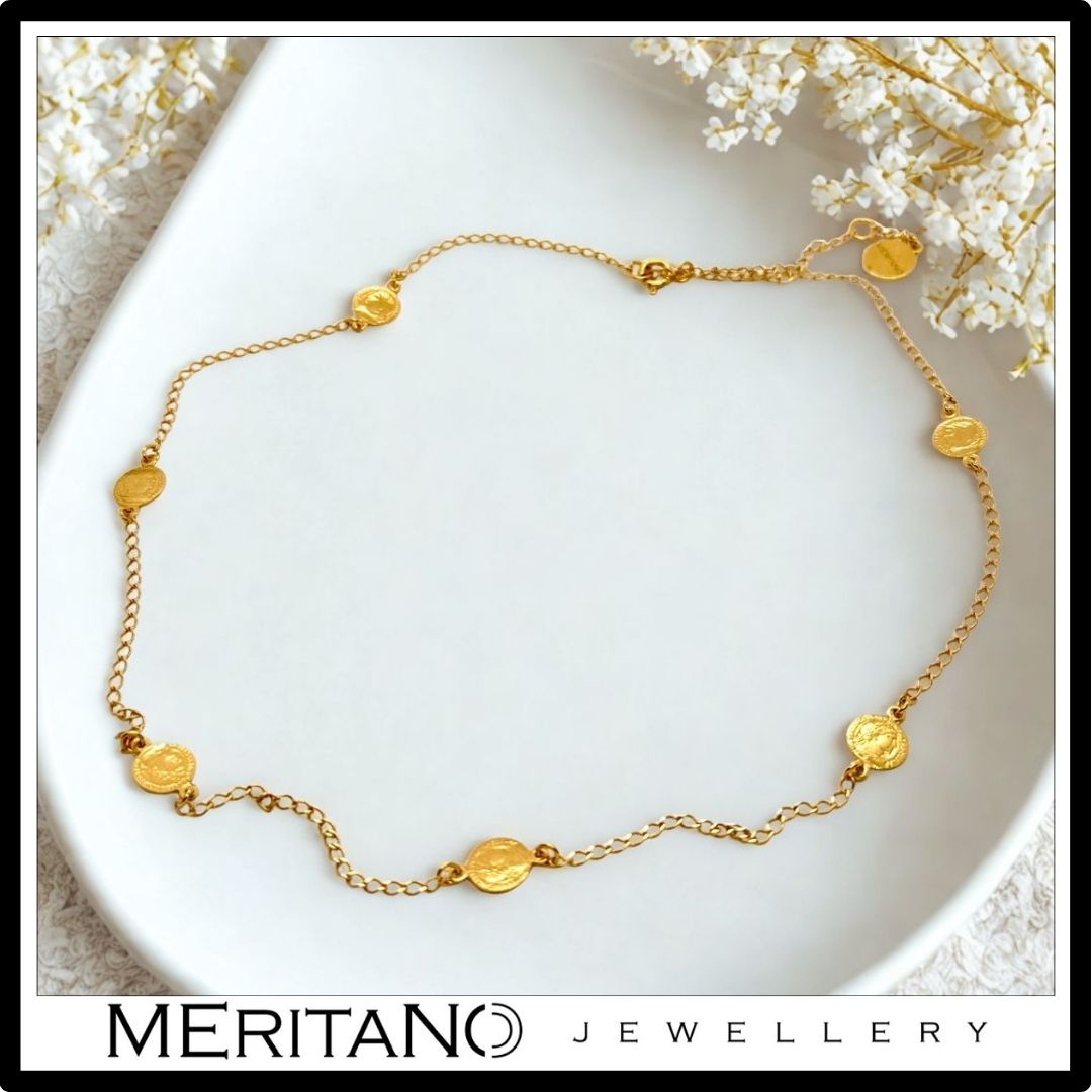 łańcuszek krótki z monetami, srebro pozłacane. Widok z góry