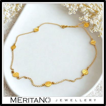 łańcuszek krótki z monetami, srebro pozłacane. Widok z góry