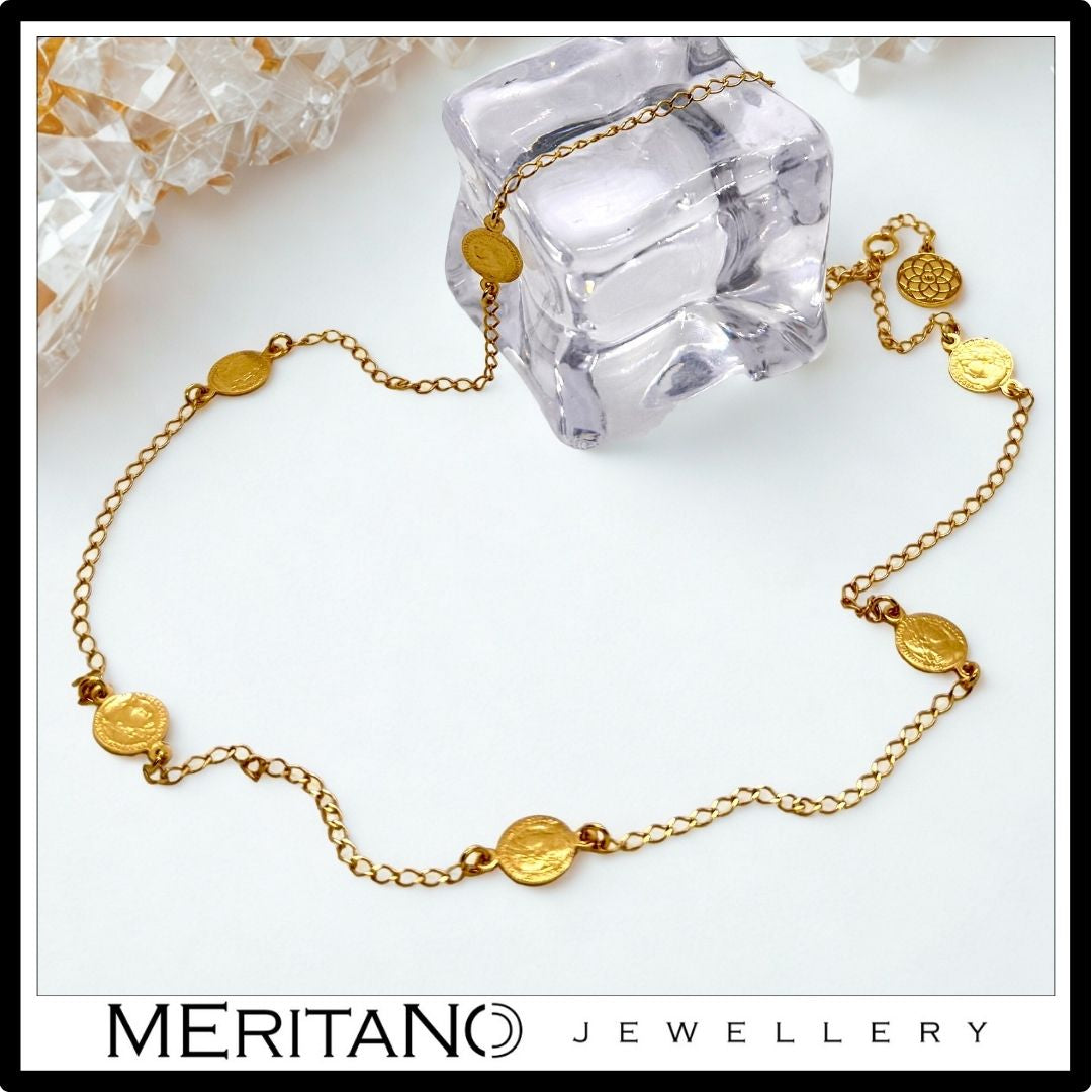 łańcuszek krótki z monetami, srebro pozłacane. Widok z góry