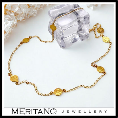 łańcuszek krótki z monetami, srebro pozłacane. Widok z góry