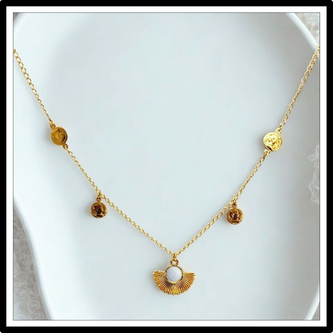 Krótki łańcuszek z monetami  i zawieszkami ze srebra pozłacanego - widok z przodu