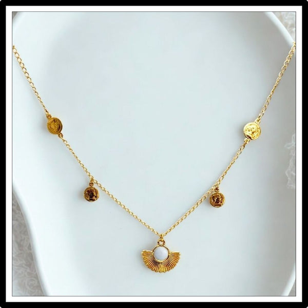 Krótki łańcuszek z monetami  i zawieszkami ze srebra pozłacanego - widok z przodu