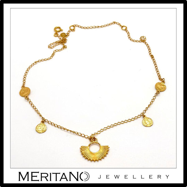 Krótki łańcuszek z monetami  i zawieszkami ze srebra pozłacanego - widok z przodu