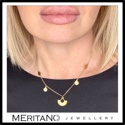 Krótki łańcuszek z monetami  i zawieszkami ze srebra pozłacanego - widok na szyi