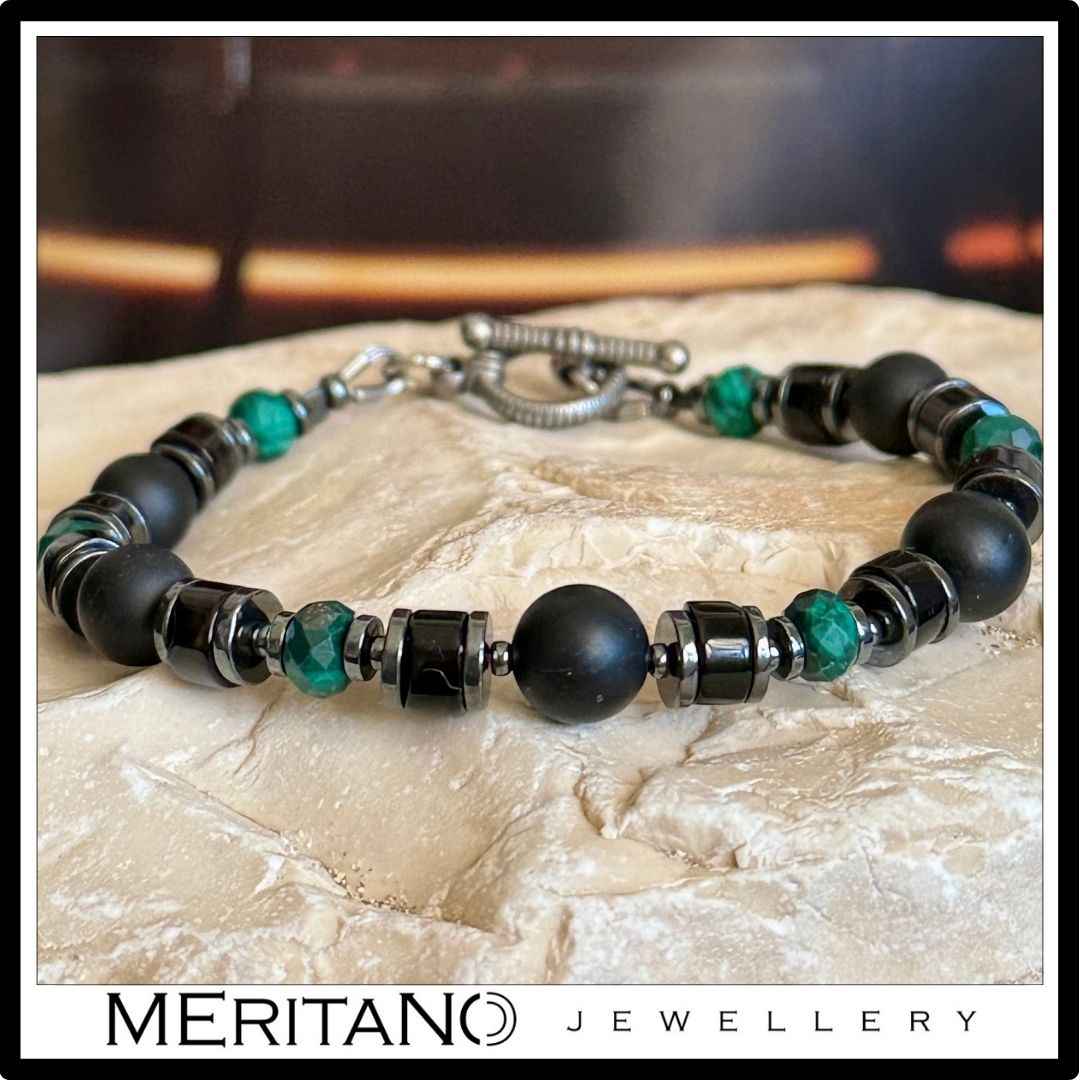 Męska bransoletka z kamieni czarny turmalin, onyks i malachit - widok na kamieniu
