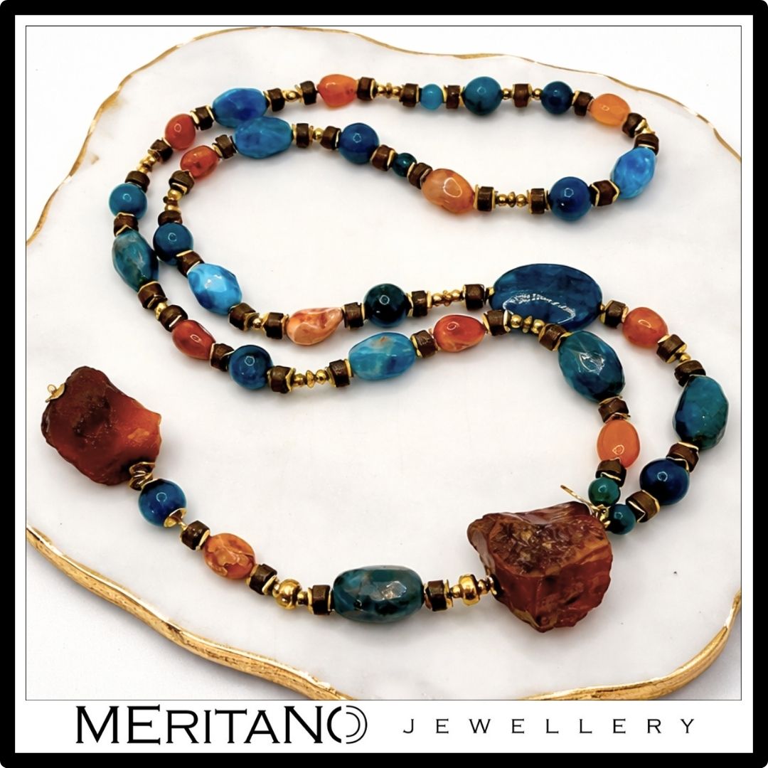 Naszyjnik z agatem i apatytem, długi naszyjnik krawatka z dużych kamieni leżący na białej tacy