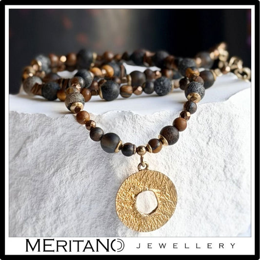 Naszyjnik z agatem i tygrysim okiem z ze złotą zawieszką na białym gipsie