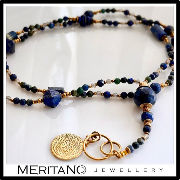 Długi, niebieski naszyjnik lapis lazuli, azuryt i moneta - zbliżenie na detale