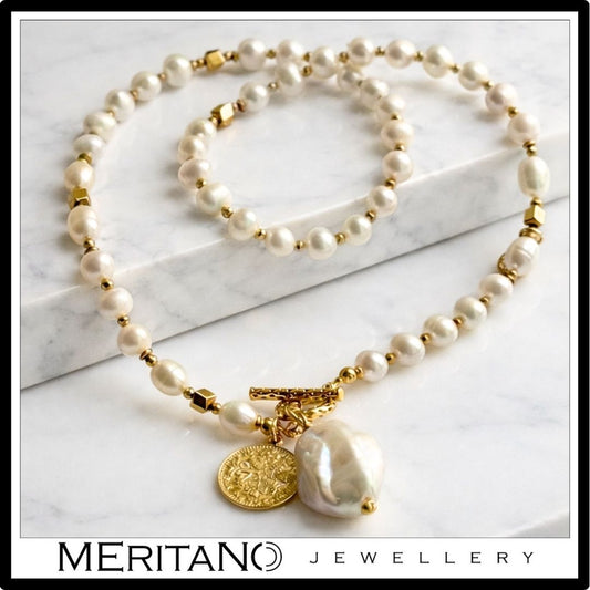 Naszyjnik z pereł  z zawieszką monetą i dużą perłą Keshi