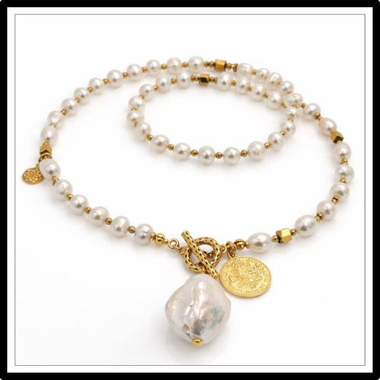 Naszyjnik z białych pereł  ze zawieszką i dużą perłą Keshi zapinany z przodu na toggle 