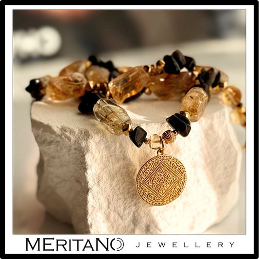 Naszyjnik z cytrynem i obsydianem na białym kamieniu