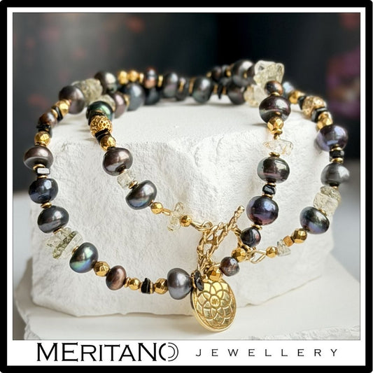 Naszyjnik z pereł z monetą i kwarcem turmalinowym na białym gipsie