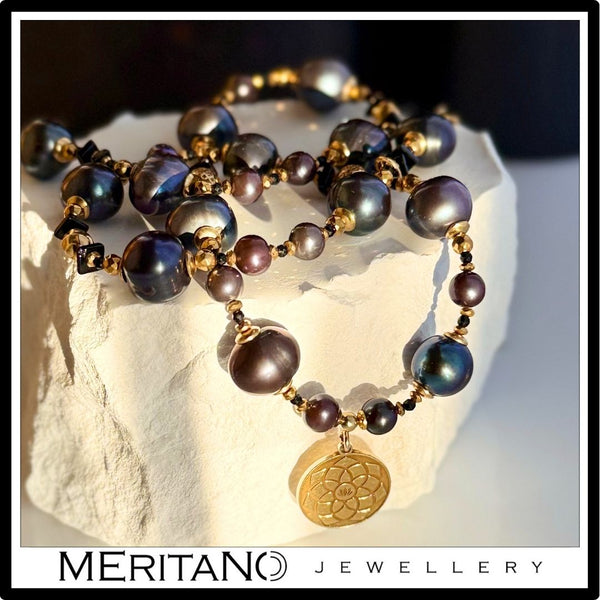 Naszyjnik z czarnych pereł naturalnych ze złotą zawieszką Meritano - widok na białym kamieniu