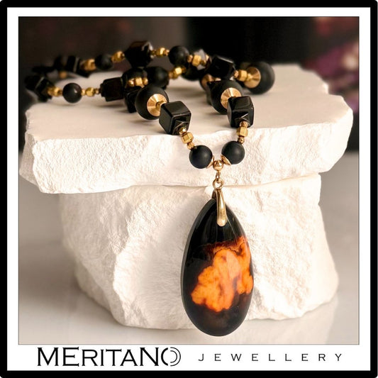 Naszyjnik z czarnym turmalinem, onyksem i agatem - widok na kamieniu Naszyjnik z czarnym turmalinem, onyksem i agatem - widok na kamieniu