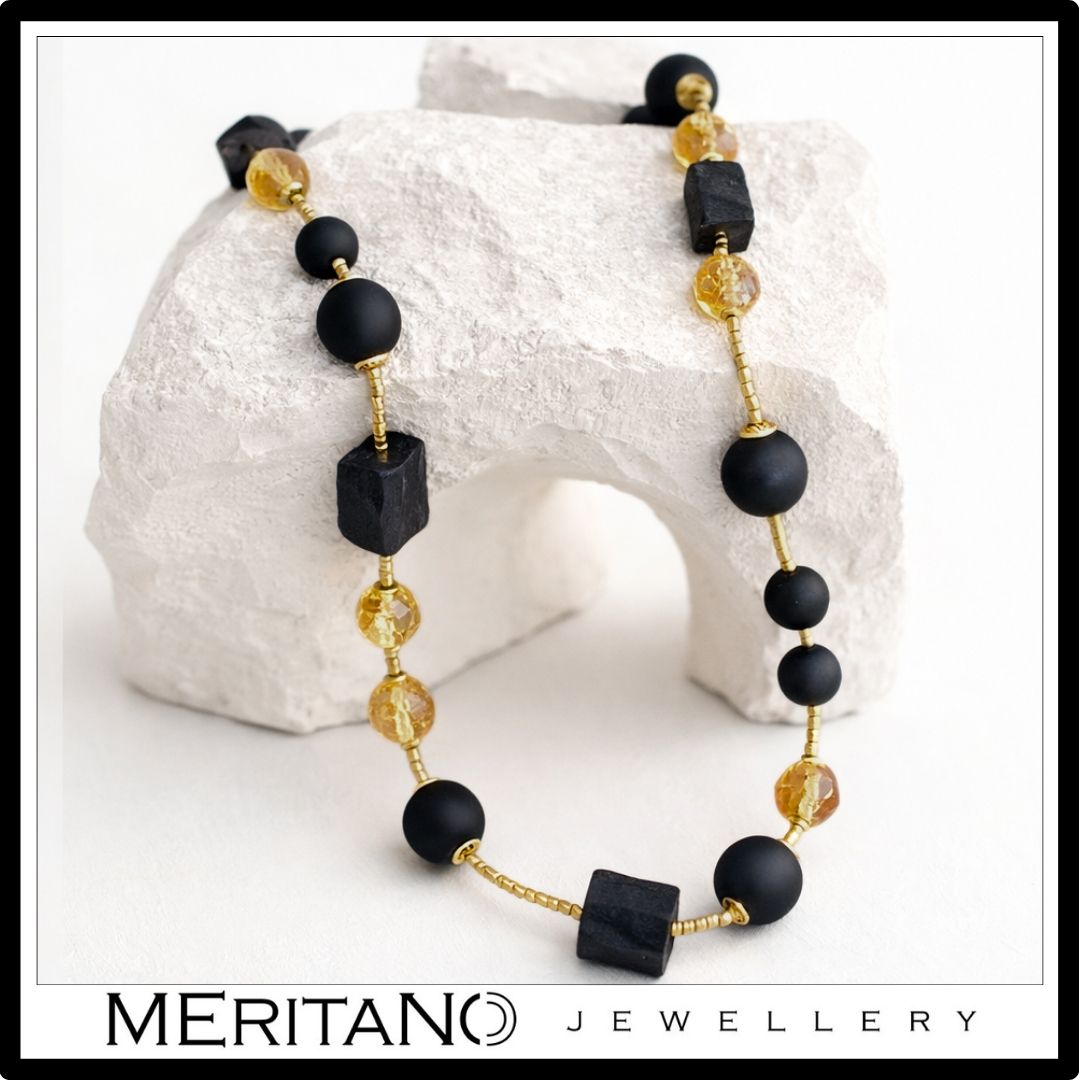 Krótki naszyjnik z czarnym turmalinem i cytrynem, choker na białym gipsowym kształcie