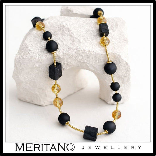 Krótki naszyjnik z czarnym turmalinem i cytrynem, choker na białym gipsowym kształcie