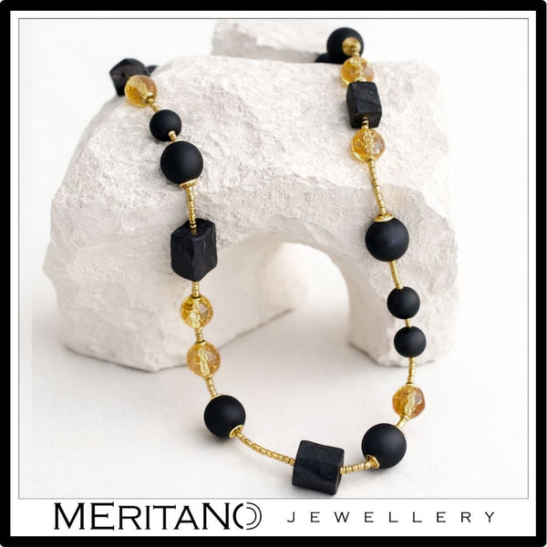 Krótki naszyjnik z czarnym turmalinem i cytrynem, choker na białym gipsowym kształcie