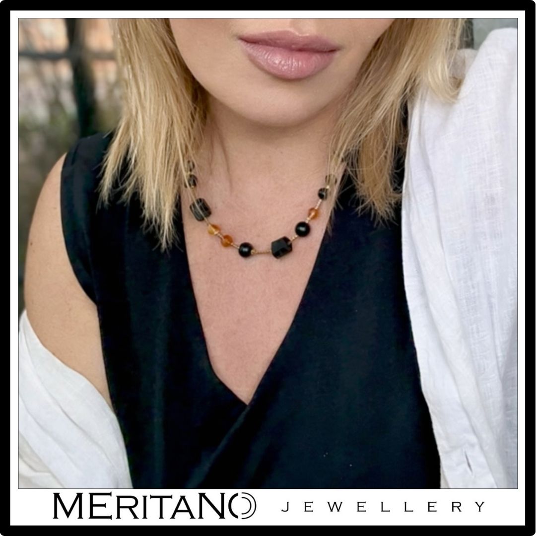 Krótki naszyjnik z czarnym turmalinem i cytrynem, choker na szyi modelki w czarnym topie i białej koszuli