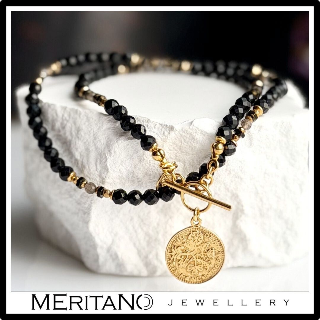 Naszyjnik z czarnym turmalinem, kwarcem dymnym i monetą , zapięcie z przodu na patyczek - widok na zapięcie