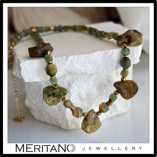 Naszyjnik z zielonym kamieniem. Granat apatyt i tygrysie oko. Srebro . Widok na białym kamieniu Naszyjnik z zielonym kamieniem. Granat apatyt i tygrysie oko. Srebro . Widok na białym kamieniu