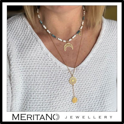 Naszyjnik z białym howlitem i apatytem oraz złotym księżycem, widok na szyi