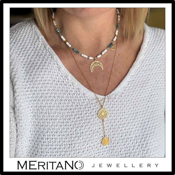 Naszyjnik z białym howlitem i apatytem oraz złotym księżycem, widok na szyi