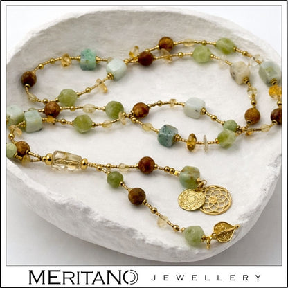 Długi naszyjnik z kamieni naturalnych  cytryn, kwarc, chryzopraz i jaspis, zawieszka orientalna i czakra gardła w gipsowej misie