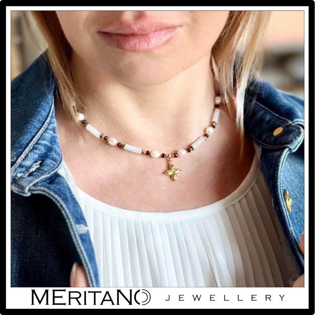 Naszyjnik z jadeitem, perłami i granatem, ze złotą zawieszką. Widok na szyi