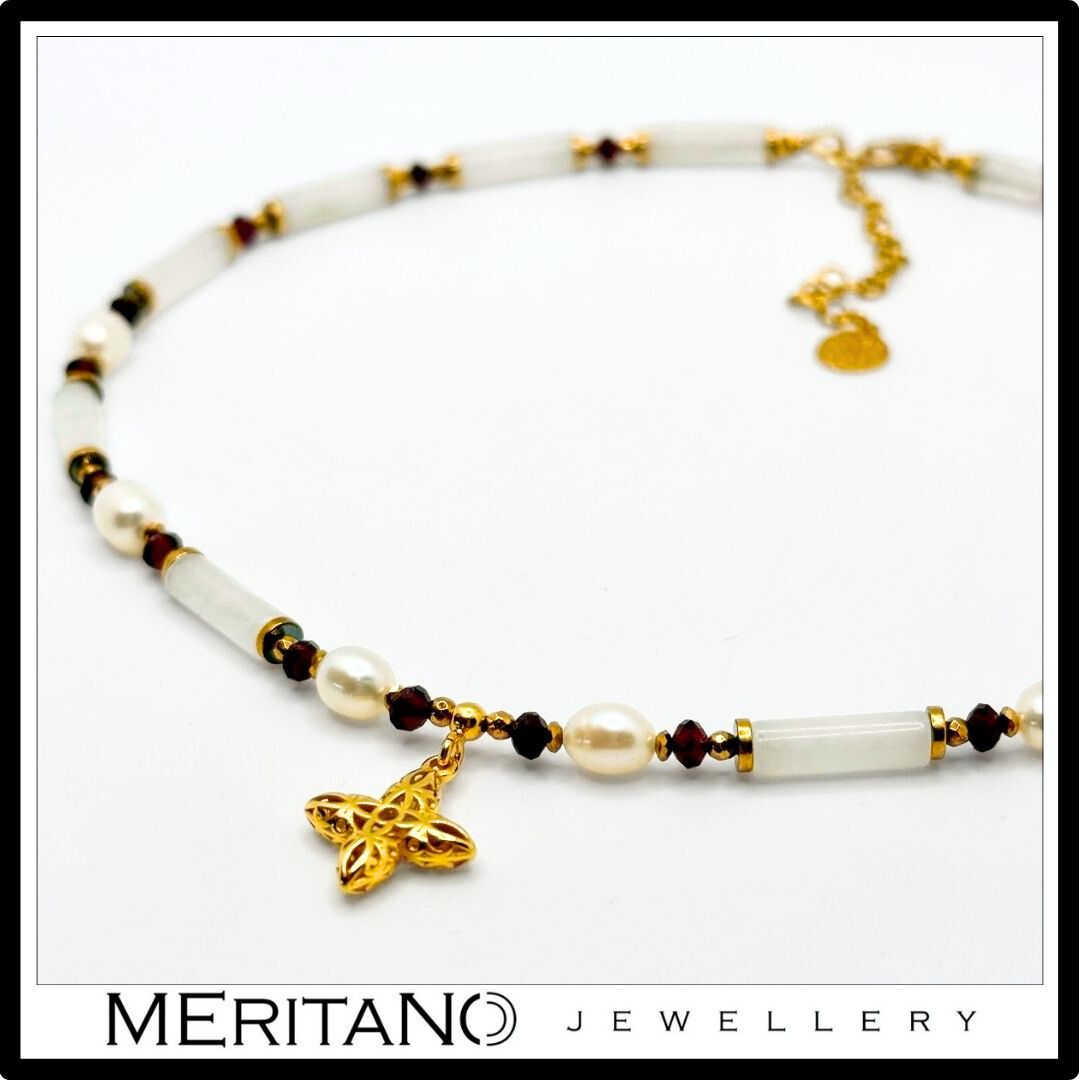 Naszyjnik z jadeitem, perłami i granatem, ze złotą zawieszką. -Zbliżenie na detale.