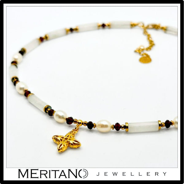 Naszyjnik z jadeitem, perłami i granatem, ze złotą zawieszką. -Zbliżenie na detale.