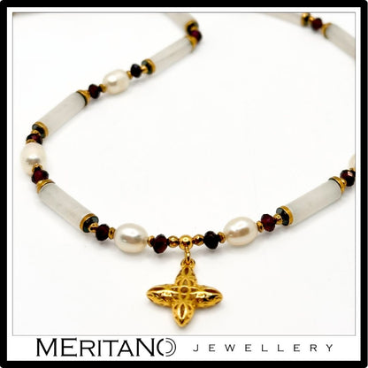 Naszyjnik z jadeitem, perłami i granatem, ze złotą zawieszką. - zbliżenie na zawieszkę