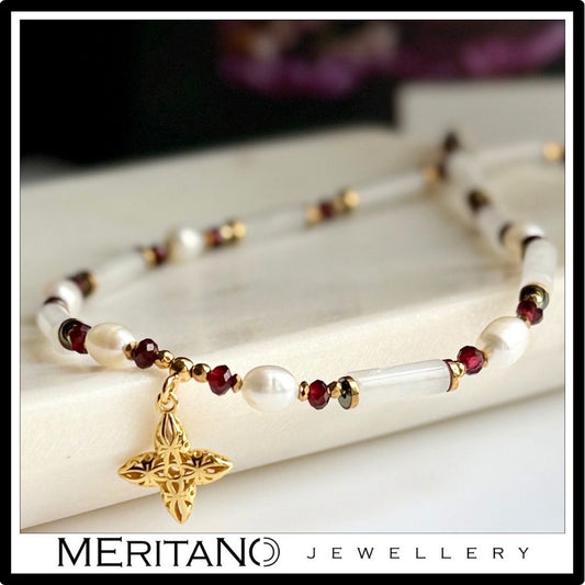 Naszyjnik z kwarcem mlecznym, perłami i granatem, ze złotą zawieszką. Zbliżenie na detale