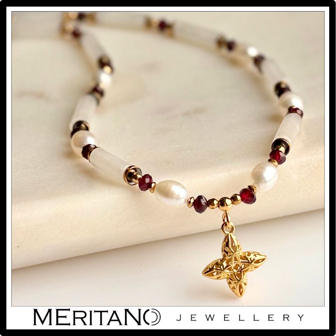 Krótki naszyjnik z jadeitem, perłami i granatem, ze złotą zawieszką.