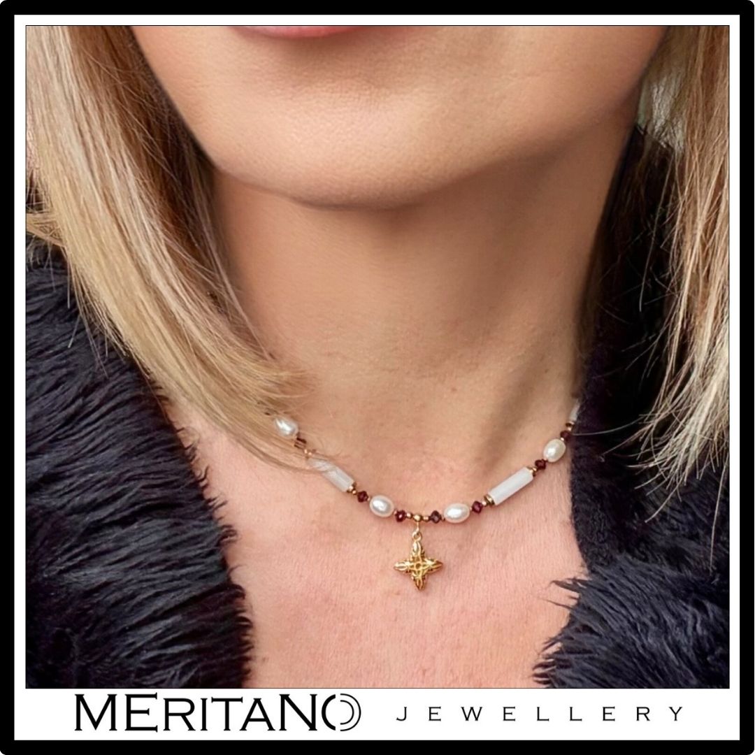 Naszyjnik z jadeitem, perłami i granatem, ze złotą zawieszką. Widok na szyi