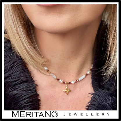 Naszyjnik z jadeitem, perłami i granatem, ze złotą zawieszką. Widok na szyi