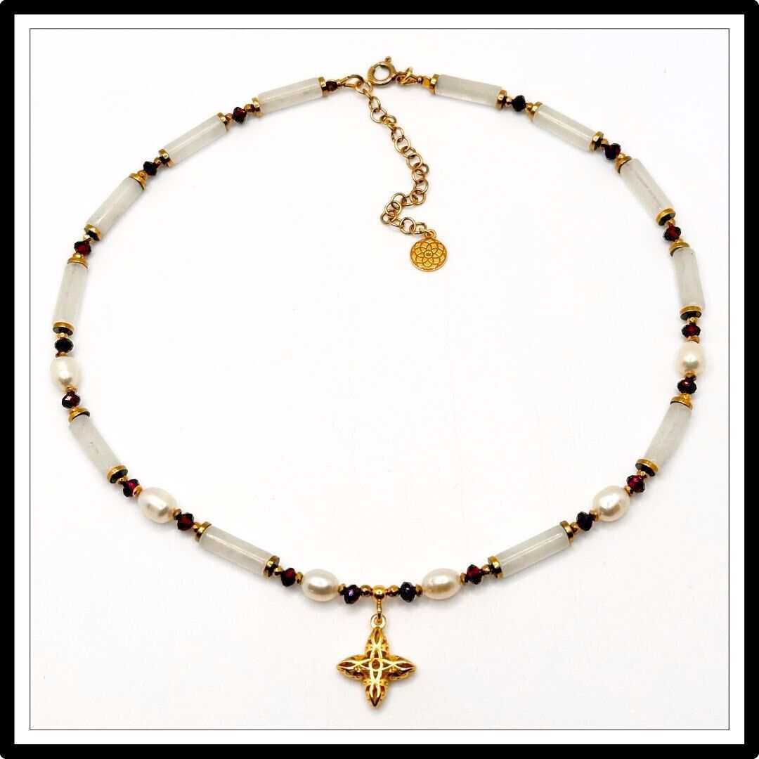 Naszyjnik z jadeitem, perłami i granatem, ze złotą zawieszką. Widok z góry.