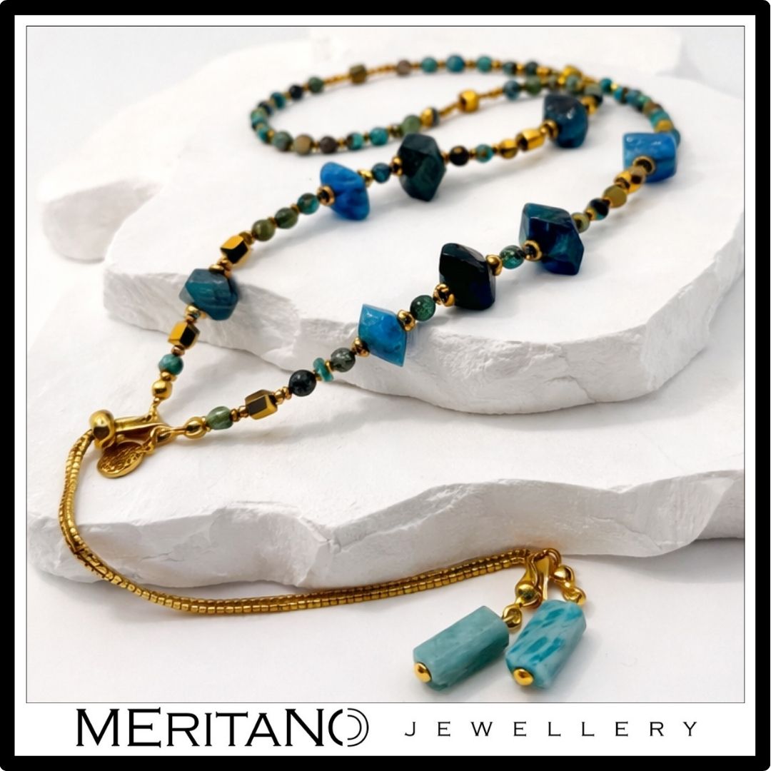 Naszyjnik z kamieni naturalnych turkus, amazonit, apatyt, naszyjnik krawatka z niebieskich kamieni naturalnych leżący na białym gipsie