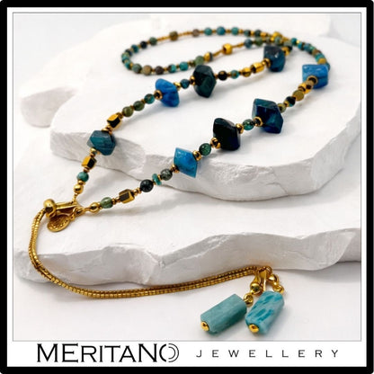 Naszyjnik z kamieni naturalnych turkus, amazonit, apatyt, naszyjnik krawatka z niebieskich kamieni naturalnych leżący na białym gipsie