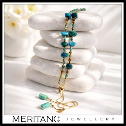 Naszyjnik turkus, amazonit, apatyt, naszyjnik krawatka z niebieskich kamieni naturalnych leżący na białych kamieniach