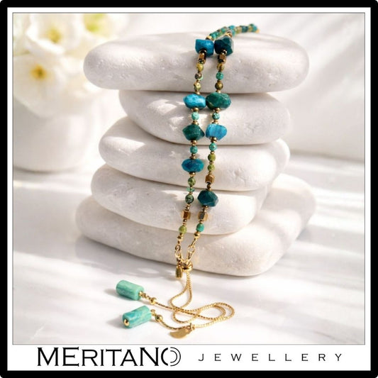 Naszyjnik turkus, amazonit, apatyt, naszyjnik krawatka z niebieskich kamieni naturalnych leżący na białych kamieniach