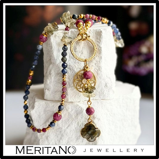 Naszyjnik z szafirem i rubinem z koniczyną labradorytu, naszyjnik krawatka - widok na białym gipsie