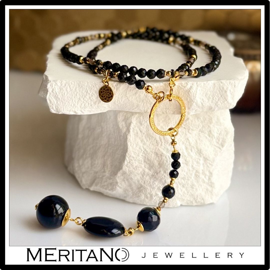 Naszyjnik z turmalinem, onyksem i kwarcem dymny, naszyjnik krawatka z czarnych kamieni - widok na białym gipsie