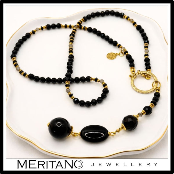 Czarny naszyjnik krawatka z turmalinem i onyksem - widok z góry