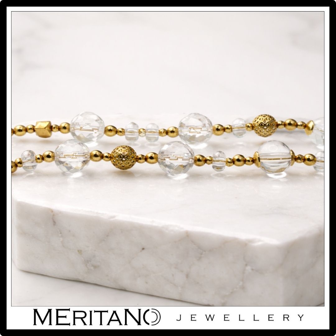 Naszyjnik z kryształem górskim i złotymi detalami - skala kamieni