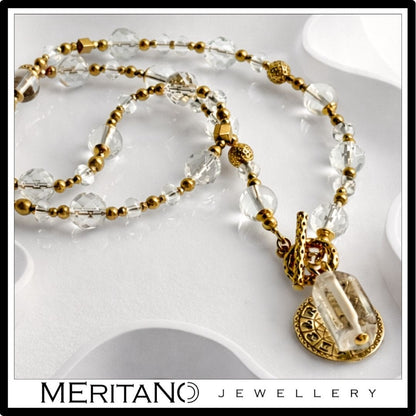 Naszyjnik z kryształem górskim i złotą zawieszką, zapięcie z przodu na patyczek