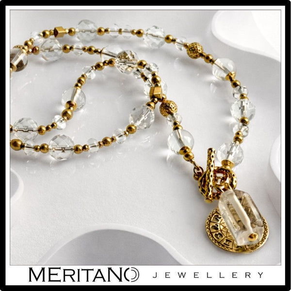 Naszyjnik z kryształem górskim i złotą zawieszką, zapięcie z przodu na patyczek