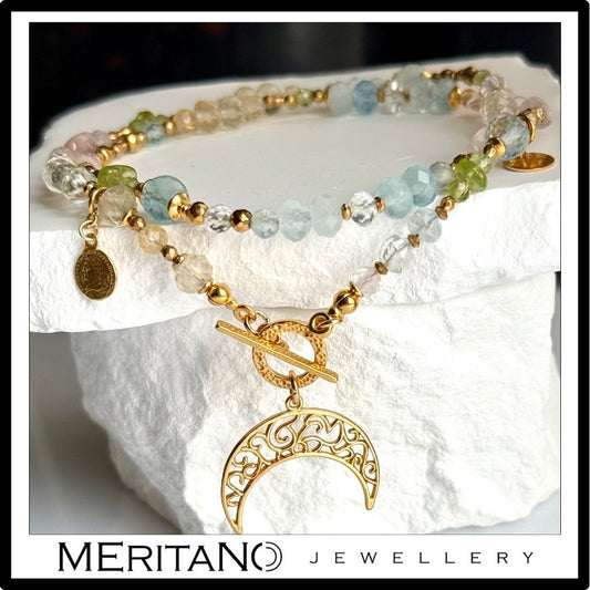 Naszyjnik kryształowy - akwamaryn, kwarc różowy, cytryn. peridot, księżyc - widok na białym kamieniu Naszyjnik kryształowy - akwamaryn, kwarc różowy, cytryn. peridot, księżyc - widok na białym kamieniu