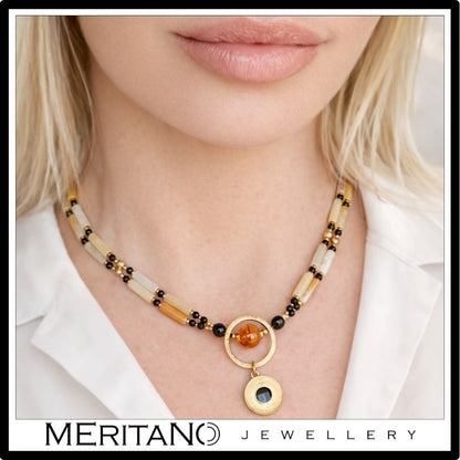 Podwójny naszyjnik z kwarcem, turmalinem i cytrynem z czarną złotą zawieszką na szyi